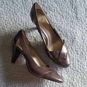 Anne Klein pewter leather patent heels